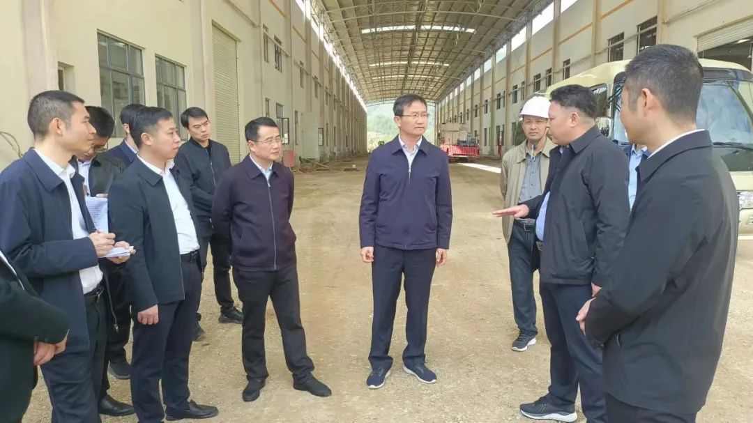 县委书记张小川，县委副书记、县长刘诗河现场调度小松绿色产业园标准厂房建设项目